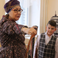 Красна изба углами...