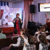 Красна изба углами...