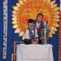Красна изба углами...