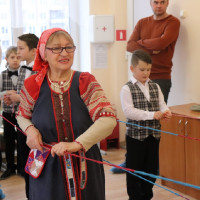 Красна изба углами...