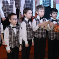 Красна изба углами...