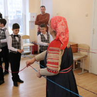 Красна изба углами...