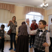 Красна изба углами...
