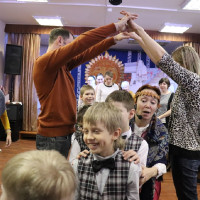 Красна изба углами...
