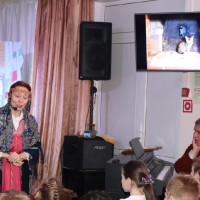 Красна изба углами...