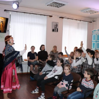 Красна изба углами...