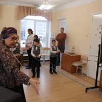 Красна изба углами...
