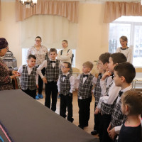 Красна изба углами...
