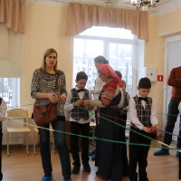 Красна изба углами...