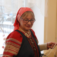 Красна изба углами...