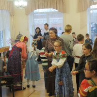 Красна изба углами...